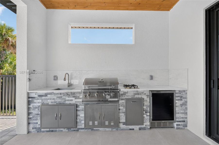 Exterior details and patio area of a home in , Cape Coral (Image 45).