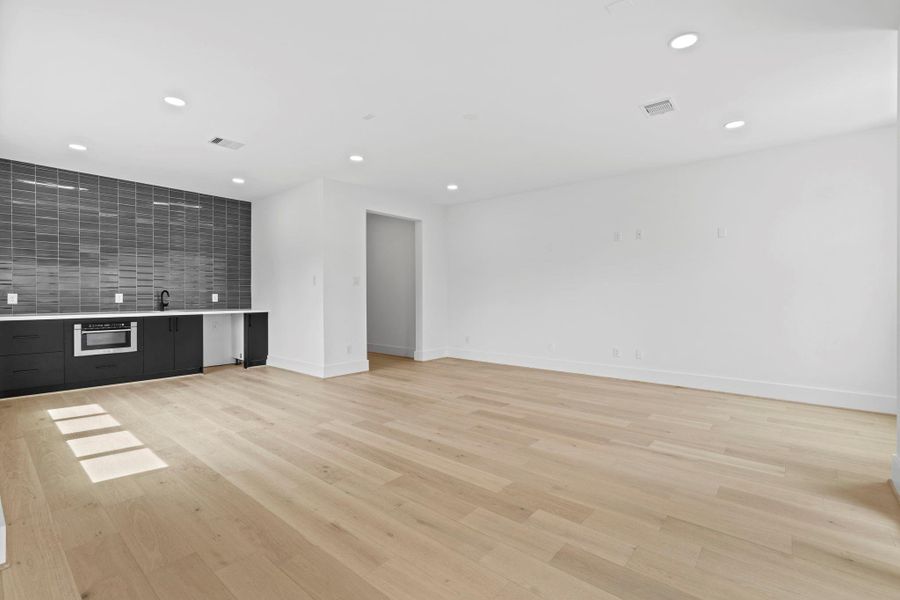 Spacious, unfurnished interior of a new home in , Houston (Image 22).