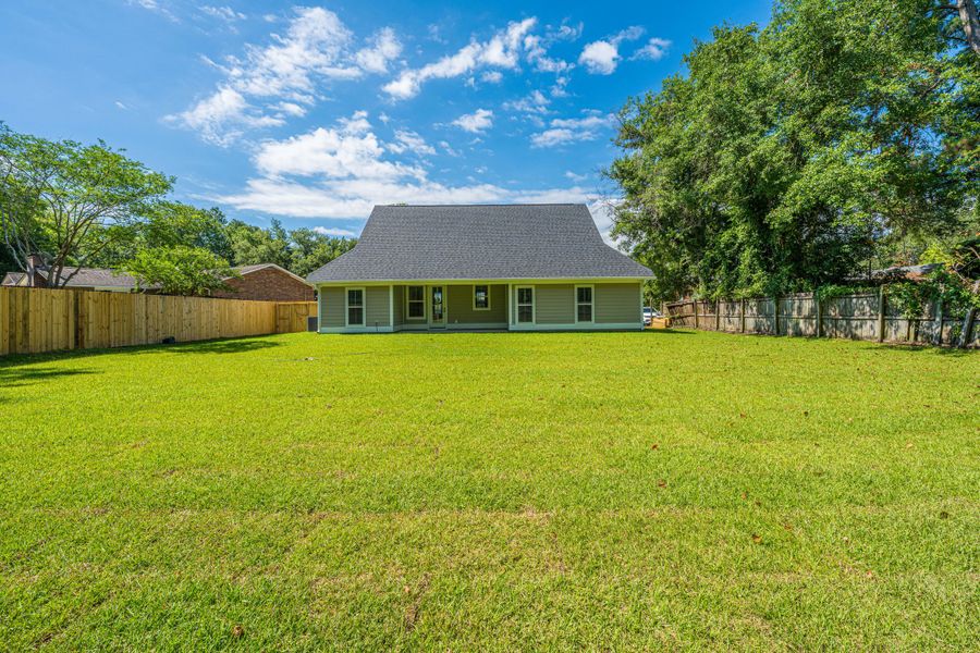 Exterior details and patio area of a home in , Hanahan (Image 4).