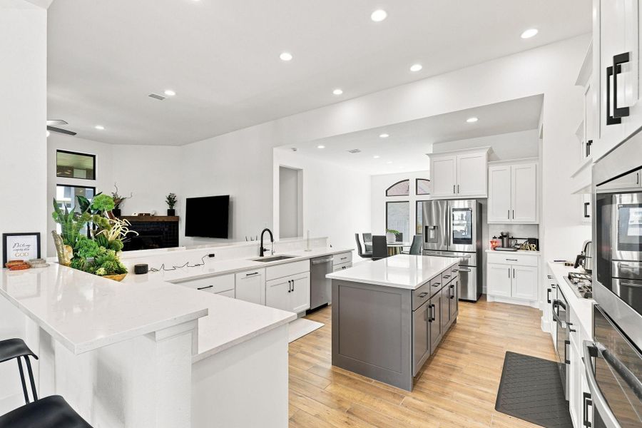 Furnished interior view inside a new home in Valencia, Manvel (Image 11).