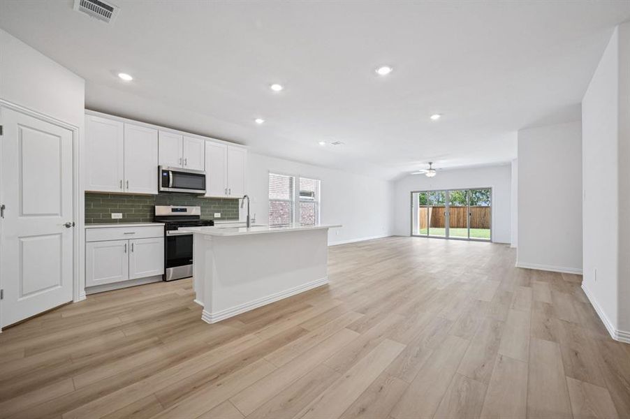 Photo is not of the actual home, but is an inspirational photo of builder’s model home and may depict options, furnishings, and/or decorator features that are not included. Photo is not of the actual home, but is an inspirational photo of builder’s model home and may depict options, furnishings, and/or decorator features that are not included.