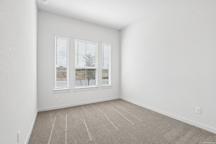 Spacious, unfurnished interior of a new home in Stream Waters, Seguin (Image 14).