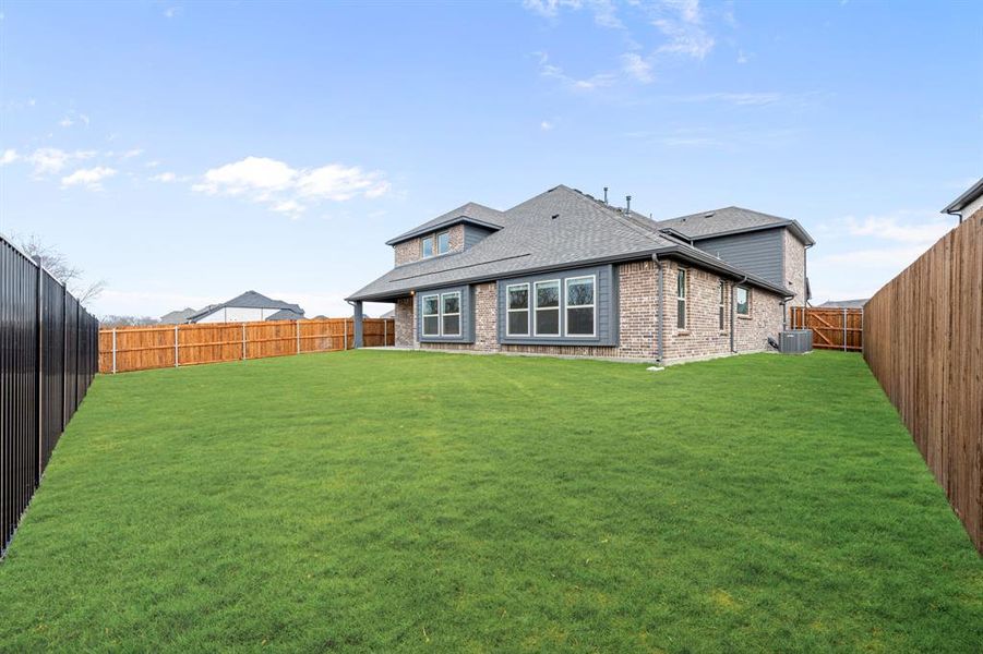 Exterior details and patio area of a home in Sonoma Verde, McLendon-Chisholm (Image 28).