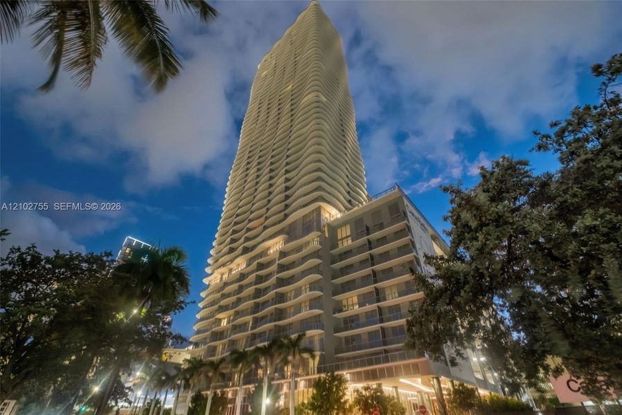 Condo located in Miami, FL showcasing its design and architecture (Image 35).