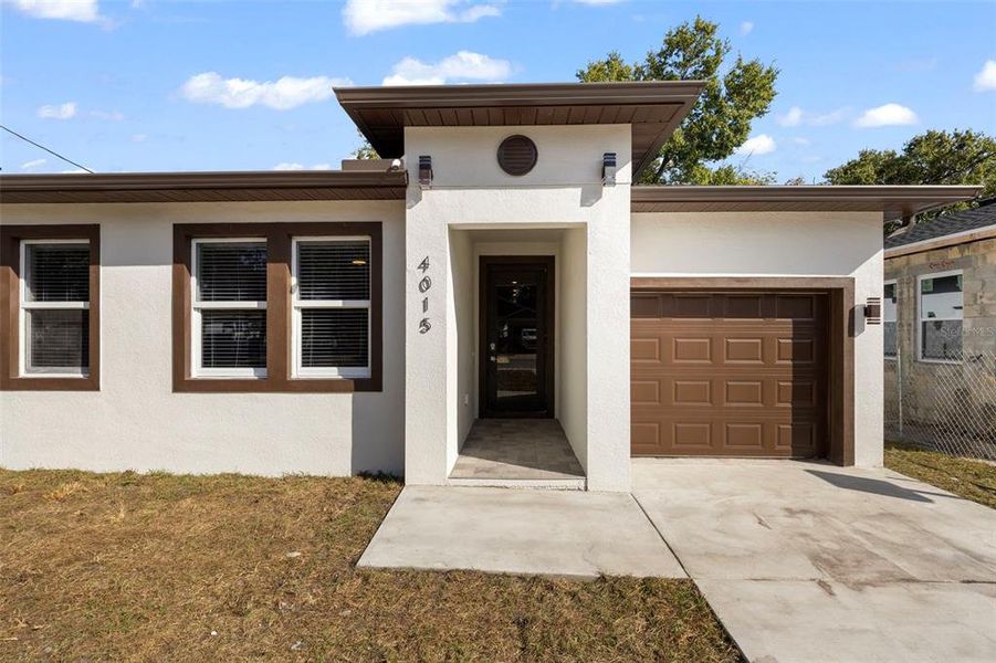 Exterior details and patio area of a home in , Tampa (Image 23).