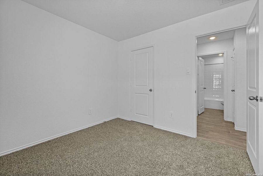 Spacious, unfurnished interior of a new home in Arroyo Ranch, Seguin (Image 19).