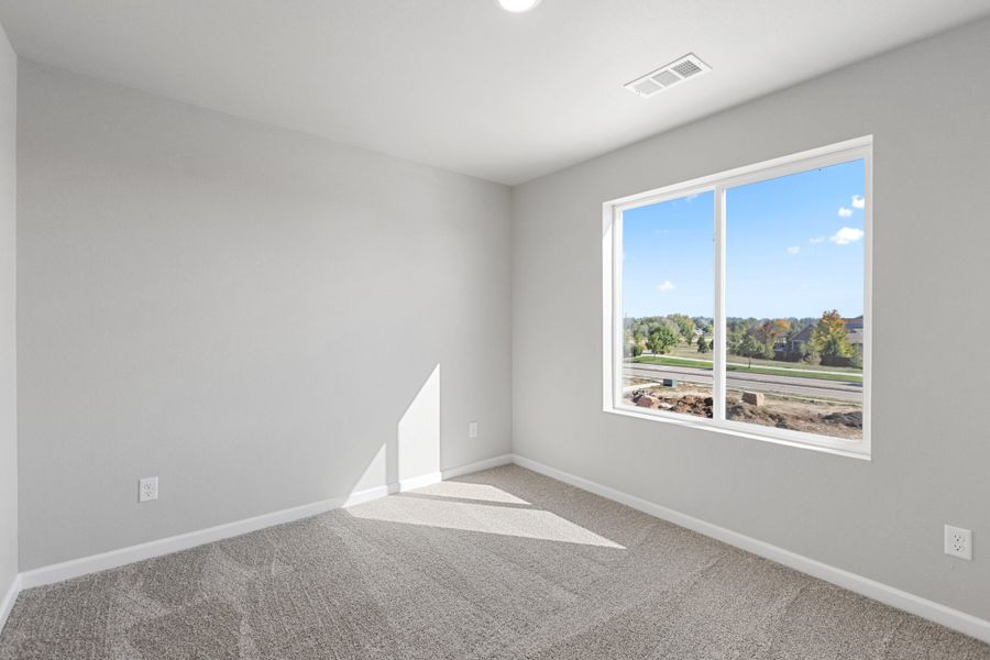 Spacious, unfurnished interior of a new home in Spring Valley, Longmont (Image 29).