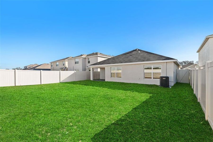 Exterior details and patio area of a home in Pine Creek, Spring Hill (Image 20).