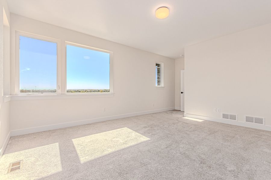 Spacious, unfurnished interior of a new home in West Grange, Longmont (Image 33).