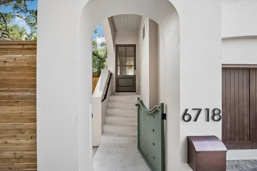 Welcome to this wonderful first floor living New Construction townhome in West University. Welcome to this wonderful first floor living New Construction townhome in West University.