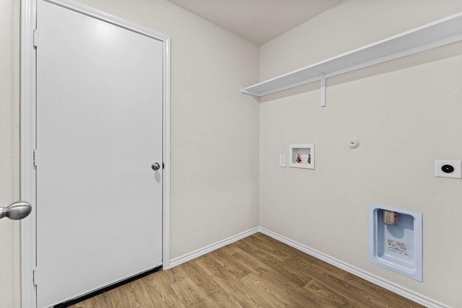 Spacious, unfurnished interior of a new home in Ladera, Luling (Image 18).