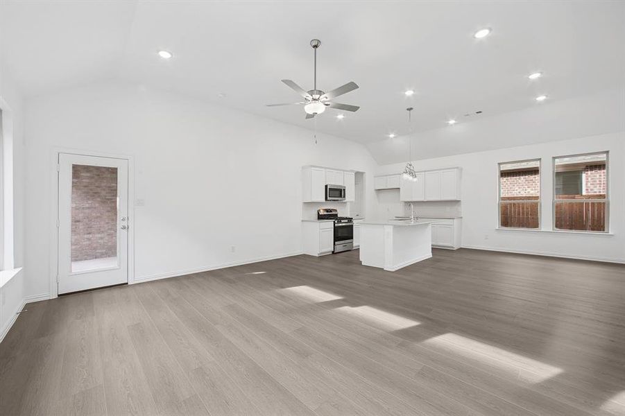 Spacious, unfurnished interior of a new home in Tarrytown, Crowley (Image 24).