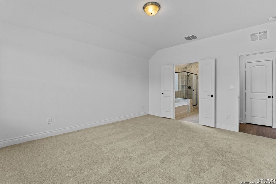 Spacious, unfurnished interior of a new home in Davis Ranch, San Antonio (Image 20). Spacious, unfurnished interior of a new home in Davis Ranch, San Antonio (Image 20).