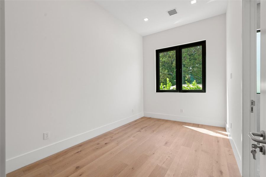 Spacious, unfurnished interior of a new home in , Pompano Beach (Image 27).