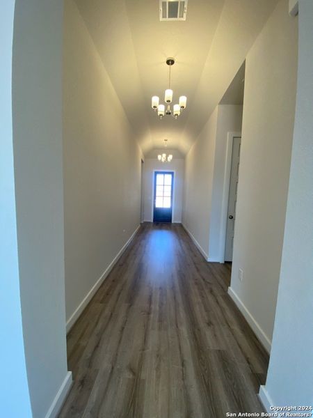 Spacious, unfurnished interior of a new home in Foxbrook, Cibolo (Image 19).