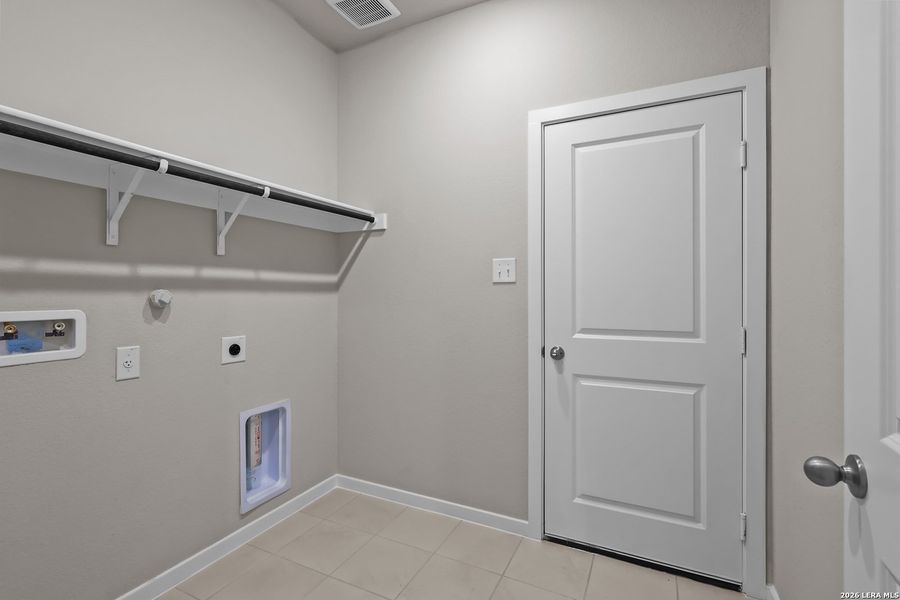 Spacious, unfurnished interior of a new home in Garden Grove, San Antonio (Image 27).