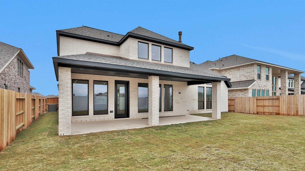 Exterior details and patio area of a home in Valencia, Manvel (Image 4).