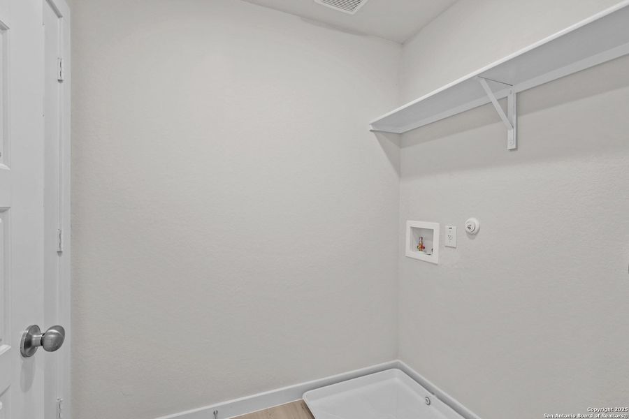 Spacious, unfurnished interior of a new home in Senna, Leon Valley (Image 18). Spacious, unfurnished interior of a new home in Senna, Leon Valley (Image 18).