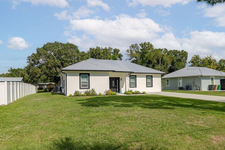 Exterior details and patio area of a home in , Okeechobee (Image 3).