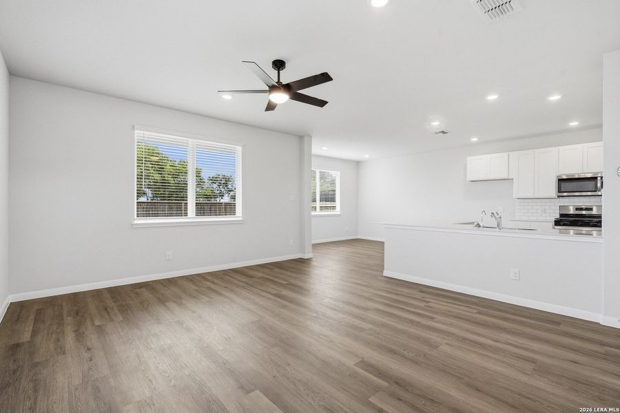 Spacious, unfurnished interior of a new home in Dauer Ranch, New Braunfels (Image 13). Spacious, unfurnished interior of a new home in Dauer Ranch, New Braunfels (Image 13).