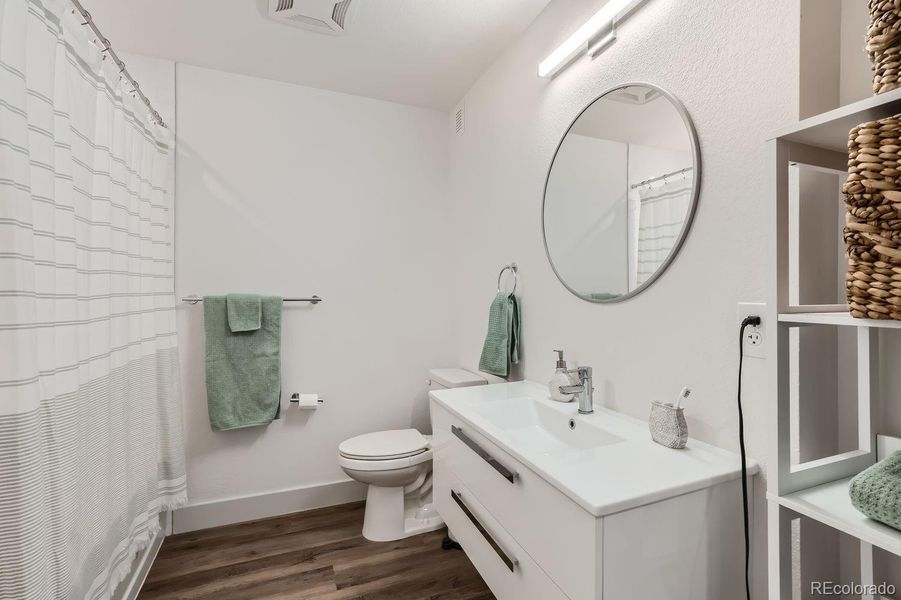 Spacious bathroom with tub/shower combo