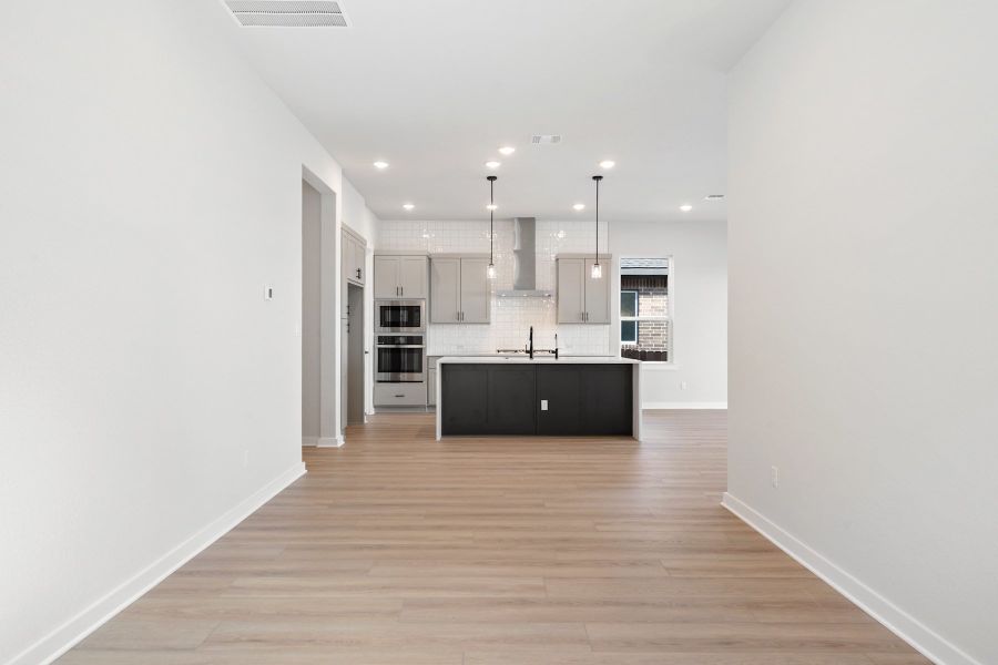 Spacious, unfurnished interior of a new home in Lariat, Liberty Hill (Image 32).