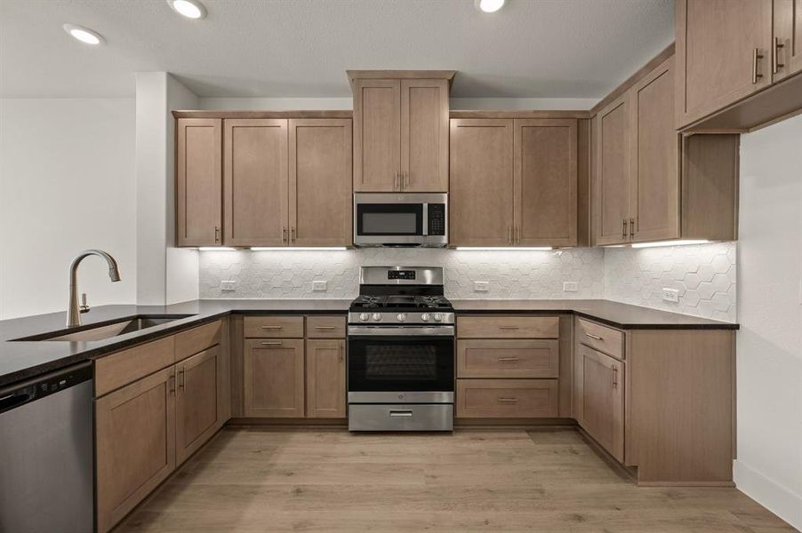 This dream kitchen offers beautiful cabinetry, gorgeous countertops and contemporary appliances artfully blended to create a dream kitchen! This dream kitchen offers beautiful cabinetry, gorgeous countertops and contemporary appliances artfully blended to create a dream kitchen!