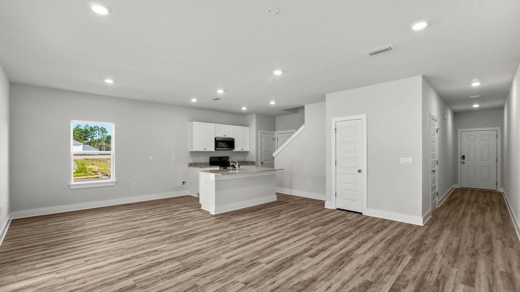Spacious, unfurnished interior of a new home in Chateau Nemours, Port Saint Joe (Image 23).
