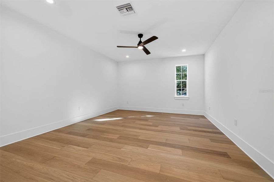 Spacious, unfurnished interior of a new home in , St. Petersburg (Image 23).
