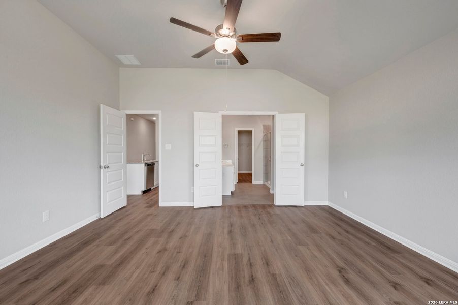 Spacious, unfurnished interior of a new home in Mesquite Ridge, San Antonio (Image 16).