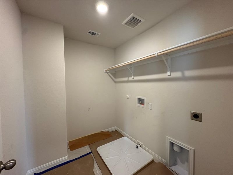 Spacious, unfurnished interior of a new home in Covered Bridge, Hutto (Image 31).