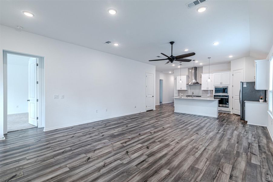 Spacious, unfurnished interior of a new home in Ellerden, Tomball (Image 20). Spacious, unfurnished interior of a new home in Ellerden, Tomball (Image 20).