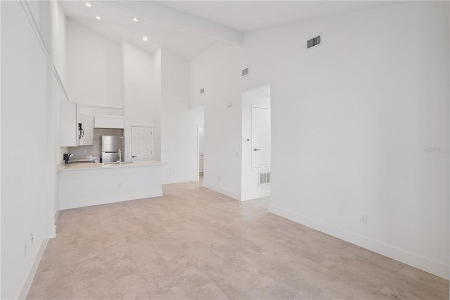 Spacious, unfurnished interior of a new home in , Kissimmee (Image 18).