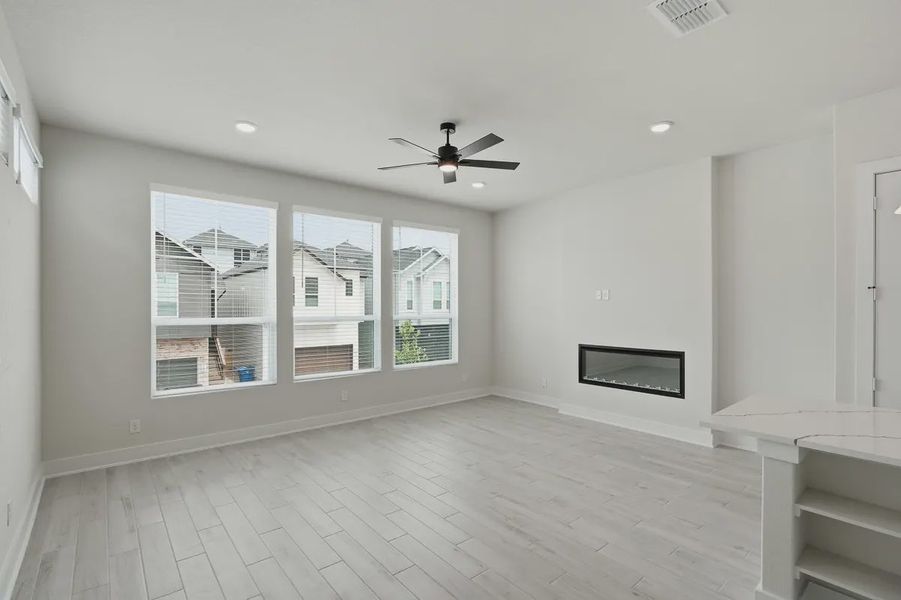 Spacious, unfurnished interior of a new home in Rose Hill, San Antonio (Image 18).