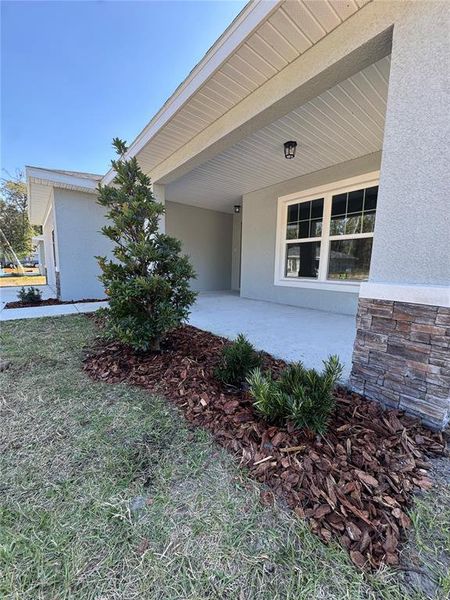 Exterior details and patio area of a home in , Dunnellon (Image 3).