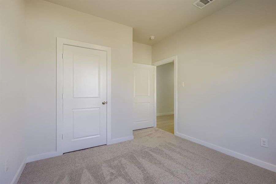 Spacious, unfurnished interior of a new home in Middlefield Village, Dallas (Image 14).