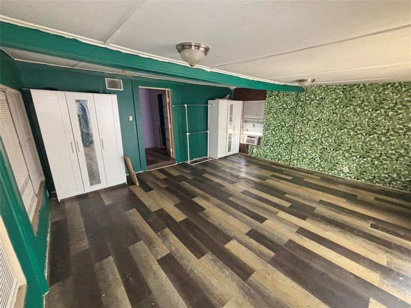 Spacious, unfurnished interior of a new home in , Cleburne (Image 6).