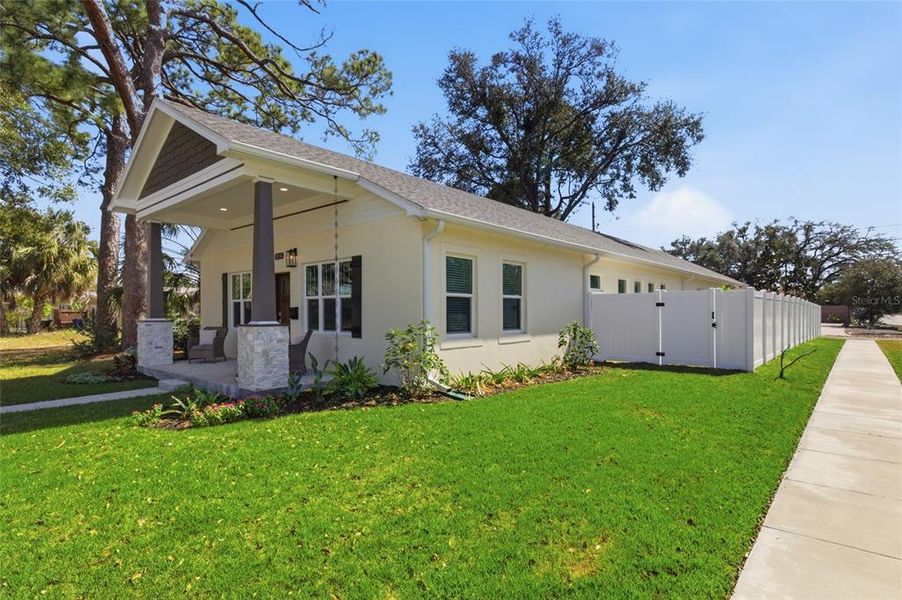 Exterior details and patio area of a home in , St. Petersburg (Image 4).