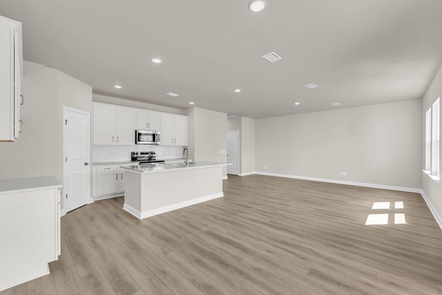 Spacious, unfurnished interior of a new home in , Ravenel (Image 26).