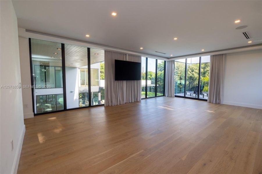 Primary Suite & Balcony