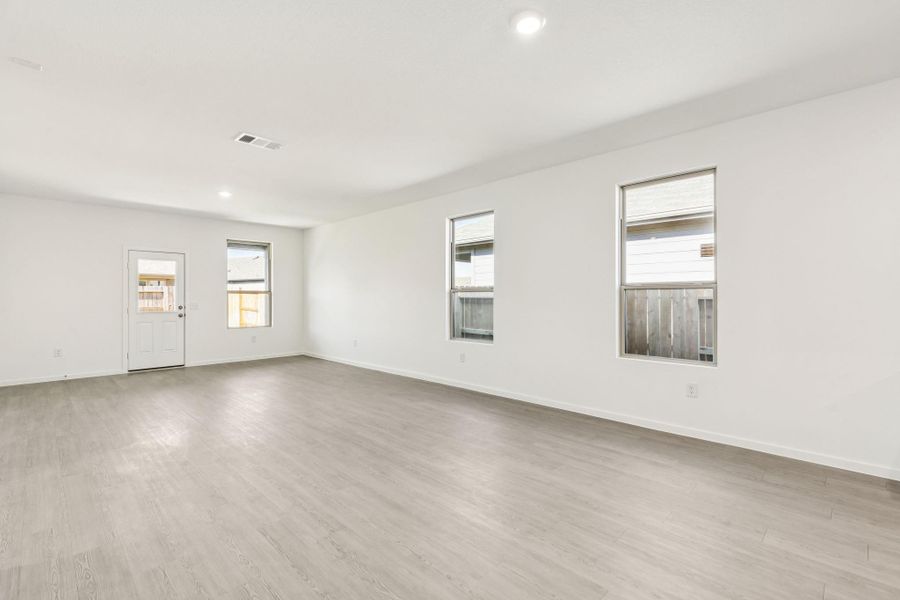 Spacious, unfurnished interior of a new home in Mavera, Conroe (Image 13).