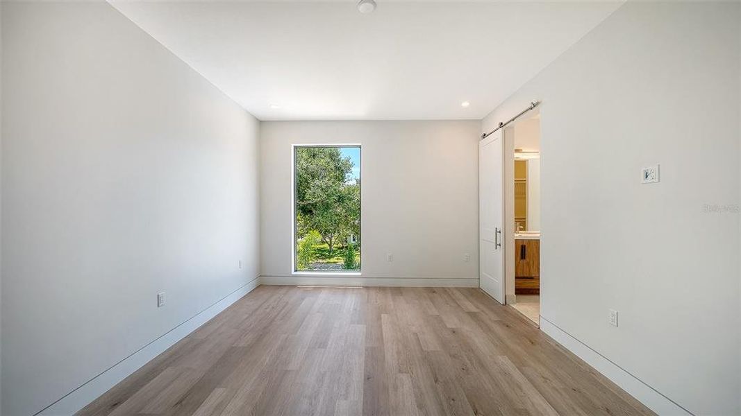 Spacious, unfurnished interior of a new home in , Sarasota (Image 25).