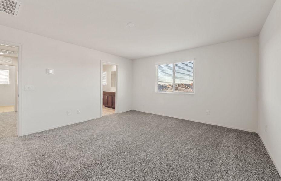 Spacious, unfurnished interior of a new home in Entrada La Coraza at Rancho Sahuarita, Sahuarita (Image 12).