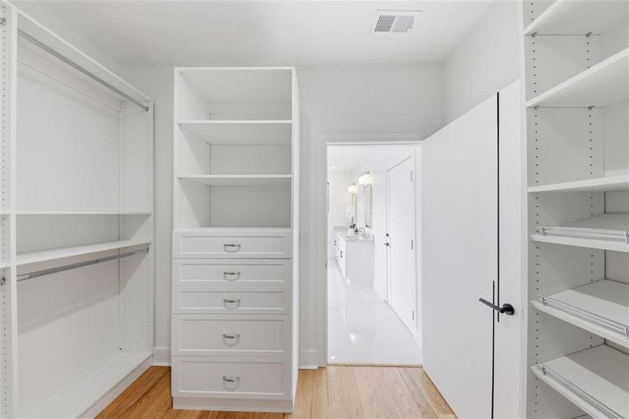 Spacious, unfurnished interior of a new home in , Brookhaven (Image 25).