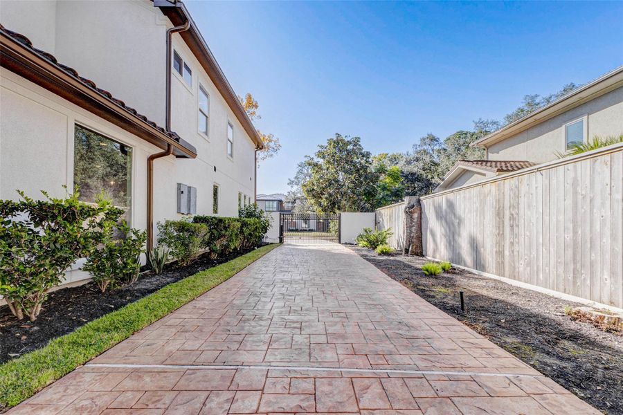 ELECTRIC GATE DRIVEWAY