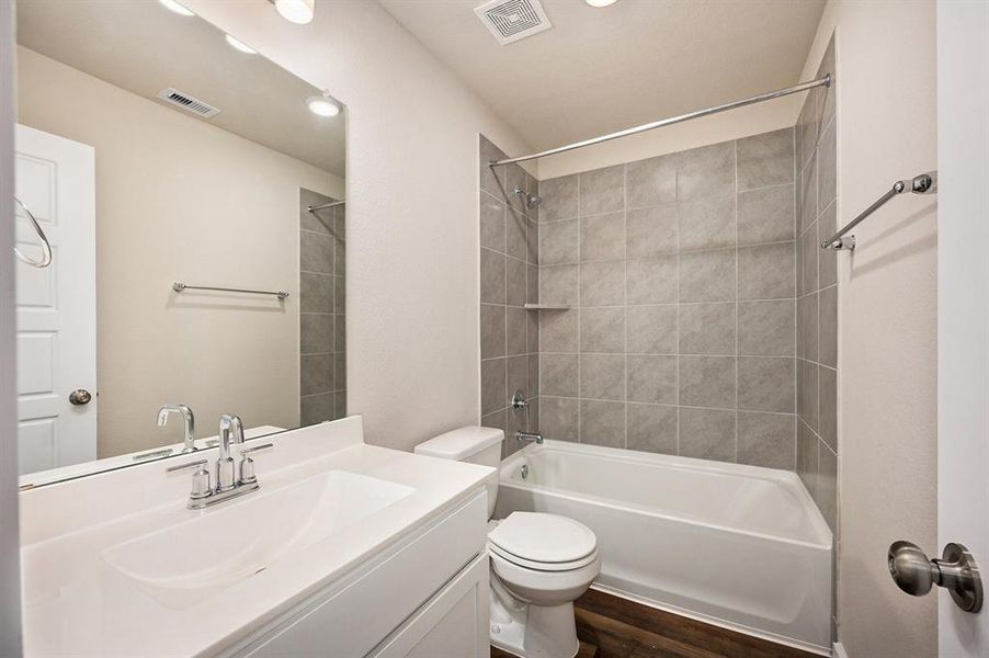 The second full bathroom ft a shower/tub combo.