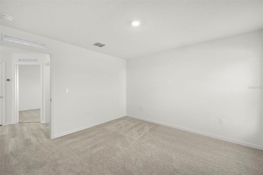 Spacious, unfurnished interior of a new home in Tula Parc, Astatula (Image 15).