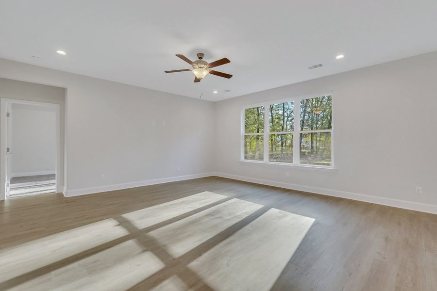 Spacious, unfurnished interior of a new home in NorthShore on the St. Marys River, Kingsland (Image 14).