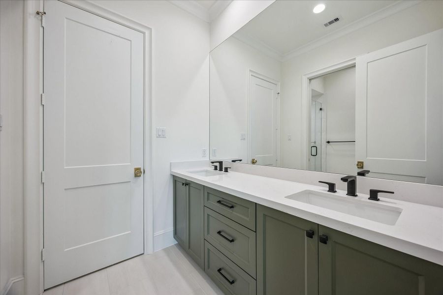 Hollywood bath with dual vanities