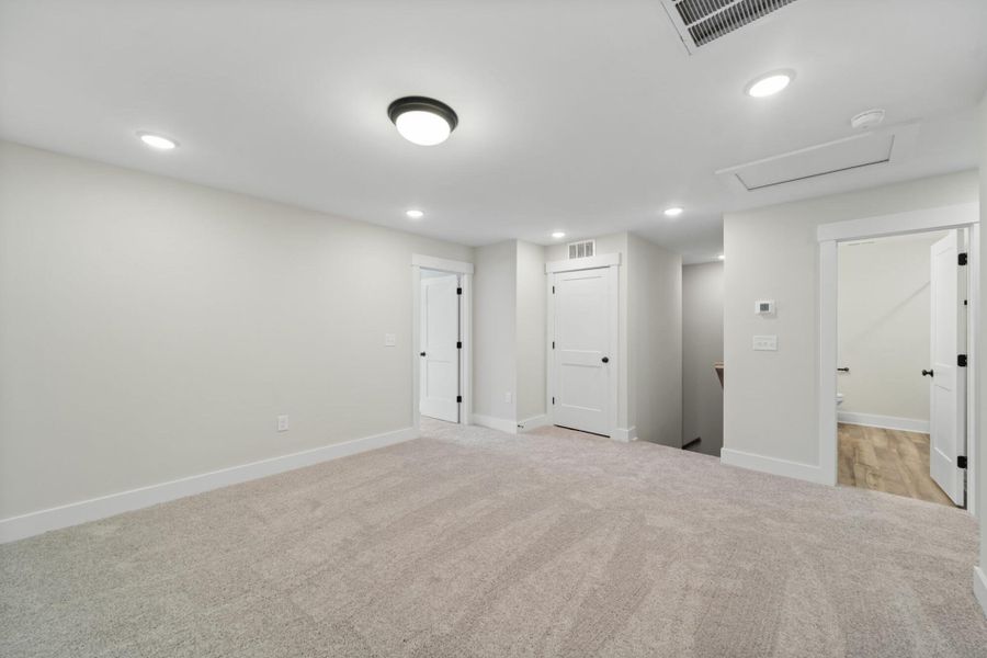 Spacious, unfurnished interior of a new home in Harbor Crossing, Greensboro (Image 21).